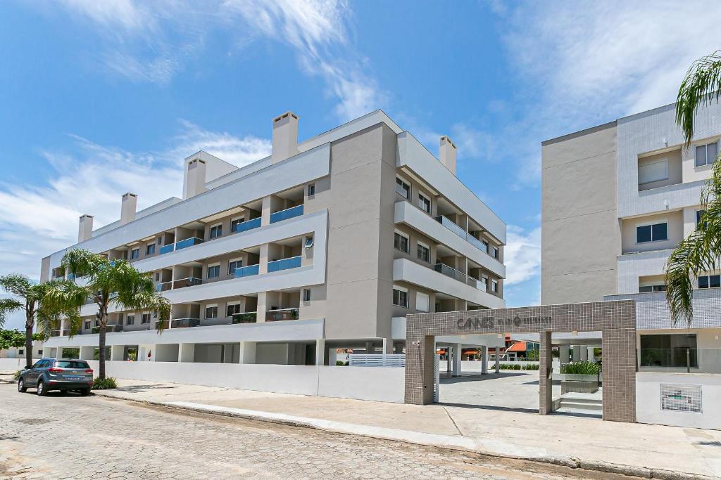 a building with a car parked in front of it at Cannes Club by Viva - Residencial a 200m da praia Ingleses do Rio Vermelho in Florianópolis