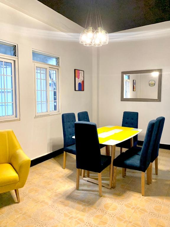 uma sala de jantar com uma mesa amarela e cadeiras em Centrico Apartamento Barrio de La Exposición na Cidade do Panamá