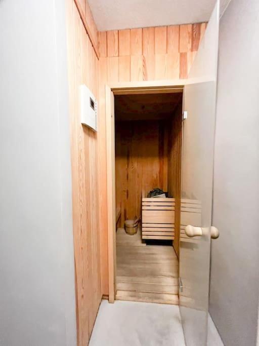 Fotografie z fotogalerie ubytování Bright Tiny Studio - Shared Pool & Sauna - Free Parking - Air condition v destinaci Muralto