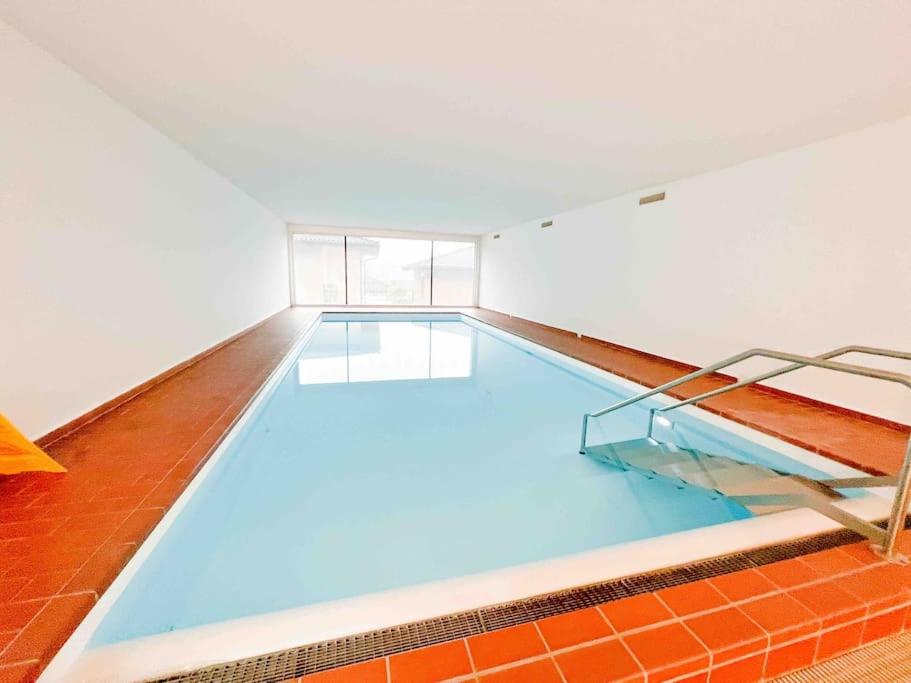 Bazén v ubytování Bright Tiny Studio - Shared Pool & Sauna - Free Parking - Air condition nebo v jeho okolí