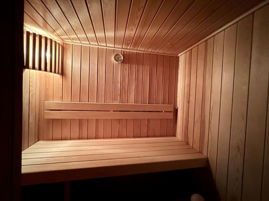 Fotografie z fotogalerie ubytování Bright Tiny Studio - Shared Pool & Sauna - Free Parking - Air condition v destinaci Muralto