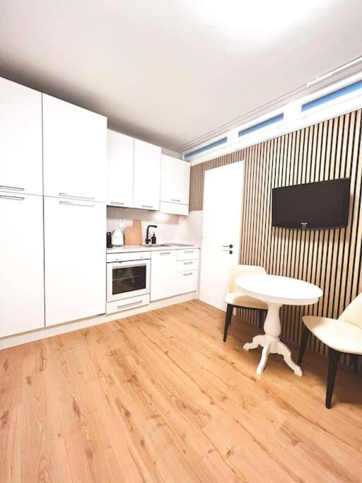 Kuchyň nebo kuchyňský kout v ubytování Bright Tiny Studio - Shared Pool & Sauna - Free Parking - Air condition