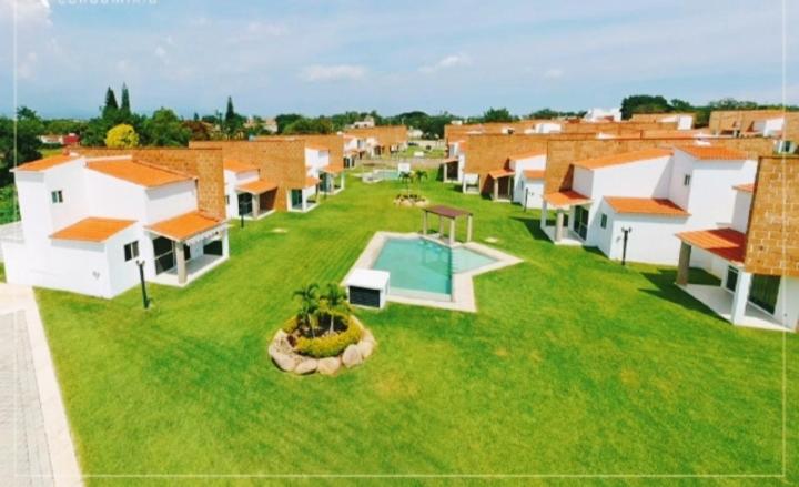 - une vue aérienne sur une cour avec des maisons dans l'établissement Casa de Scarlett, à Cocoyoc