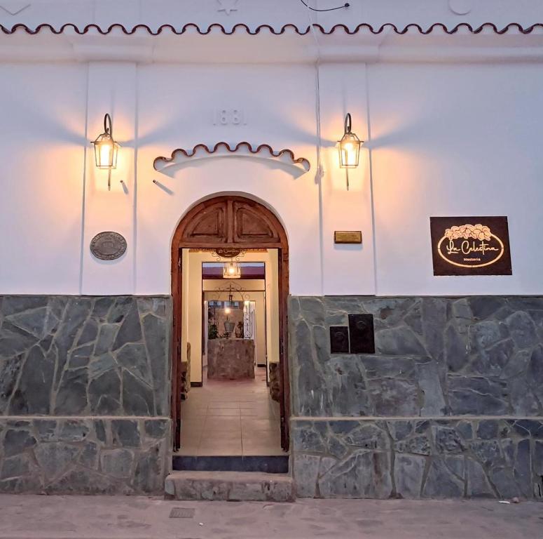 wejście do budynku z kamienną ścianą w obiekcie Hostería La Celestina w mieście Tilcara