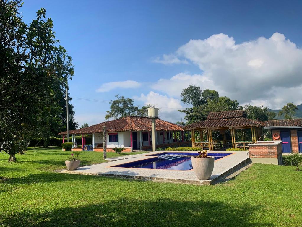 een huis met een zwembad in een tuin bij Private nature surrounded House with Kiosk/Pool. in Riveralta