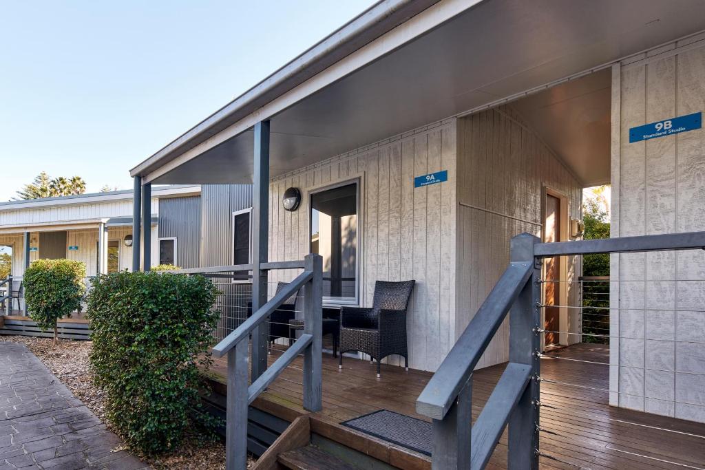 ein Gebäude mit einer Treppe, die zu einem Haus führt in der Unterkunft NRMA Sydney Lakeside Holiday Park in Narrabeen