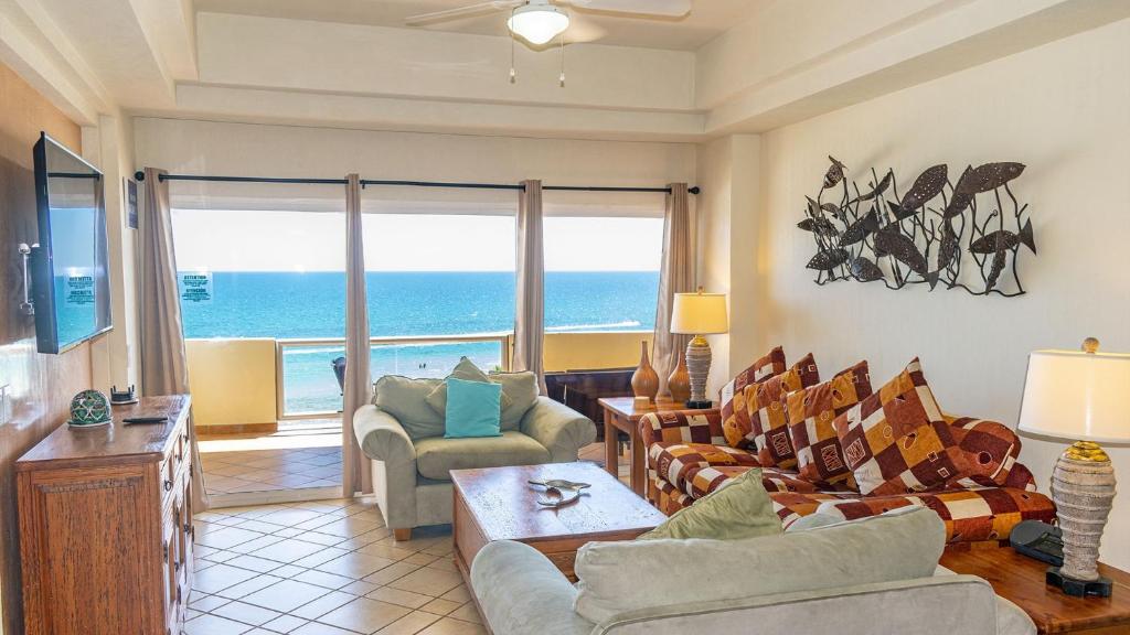 een woonkamer met uitzicht op de oceaan bij Spectacular 2 Bedroom Condo on Sandy Beach at Las Palmas Resort B-504 condo in Puerto Peñasco