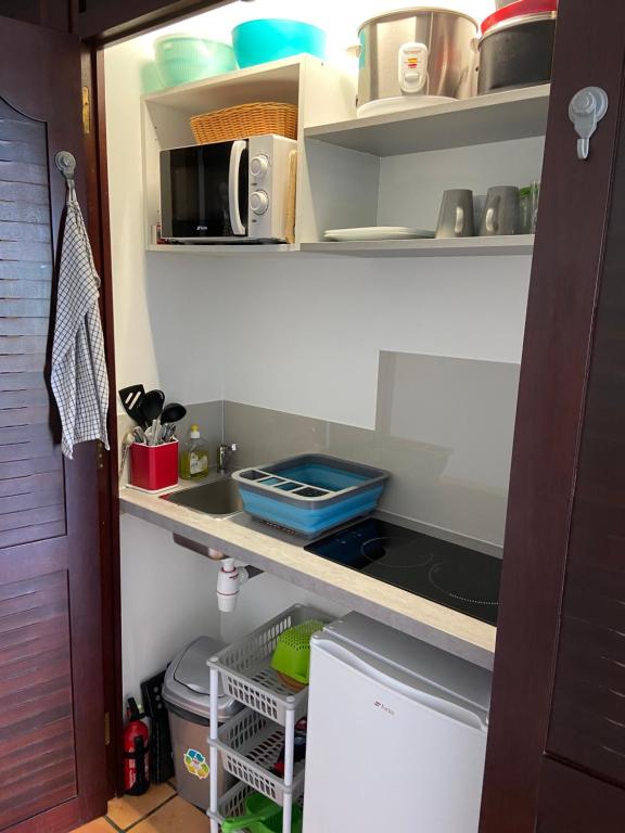 Kuchyň nebo kuchyňský kout v ubytování Studio paisible avec piscine, pas loin de la plage