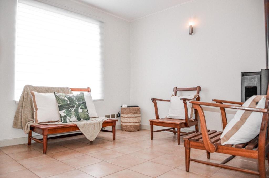 une chambre avec deux fauteuils à bascule et une fenêtre dans l'établissement Casa Patagonia #991, à Coyhaique