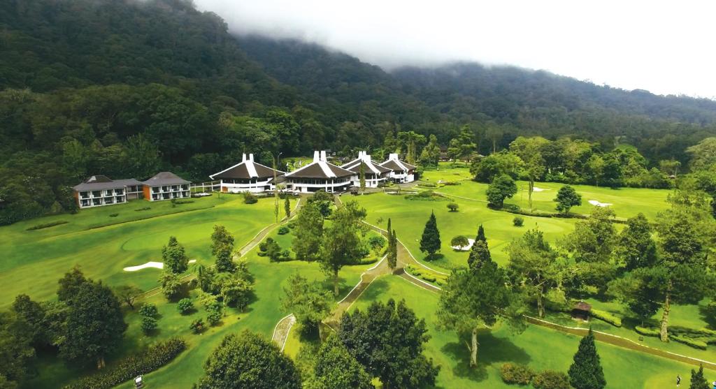 eine Luftansicht eines Resorts in den Bergen in der Unterkunft Handara Golf & Resort Bali in Bedugul