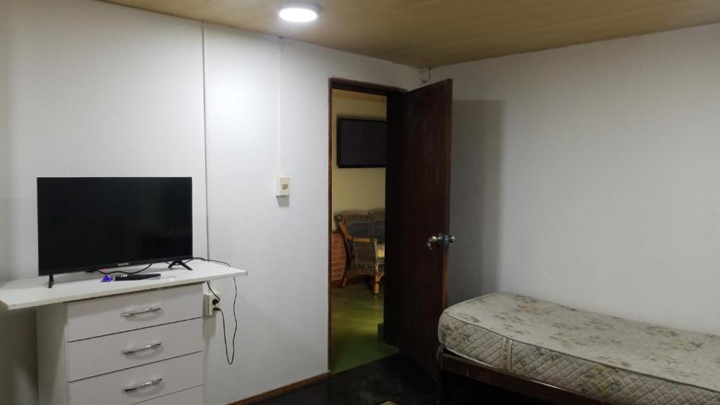 um quarto com uma cama e uma televisão numa cómoda em Montevideo Apartamento centro a estrenar comodo em Montevidéu