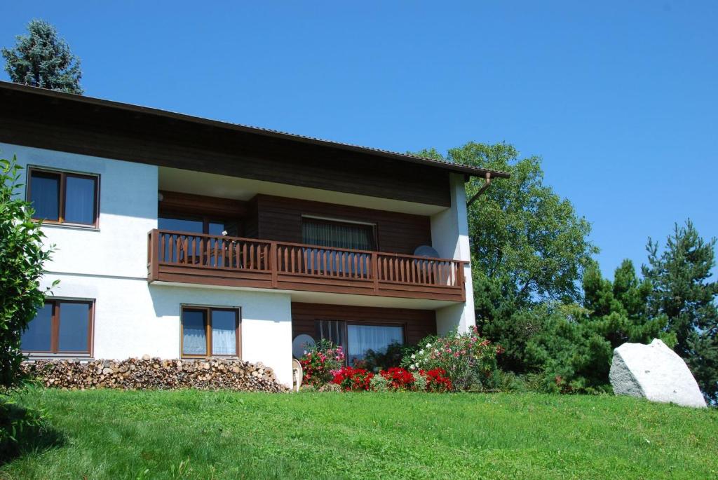 una casa con un balcón en el lateral. en Ferienwohnung Greimelberg, en Frasdorf