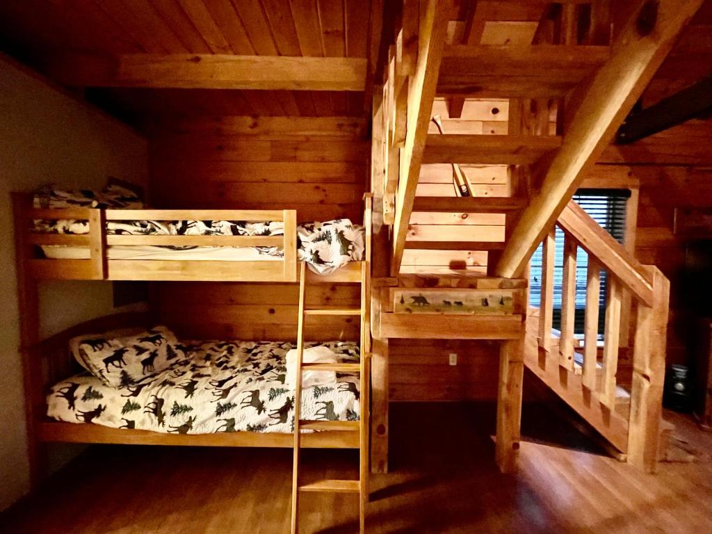 Zimmer mit 2 Etagenbetten in einer Hütte in der Unterkunft Good Life Cabin 1 in Bryson City