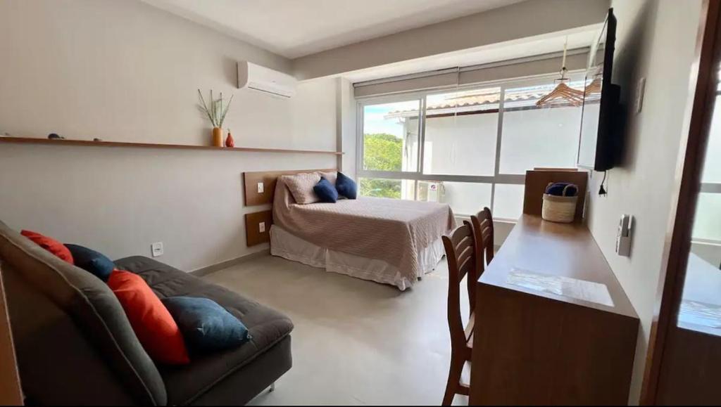 sala de estar con sofá y cama en Flat Absolute 6A, en Morro de São Paulo