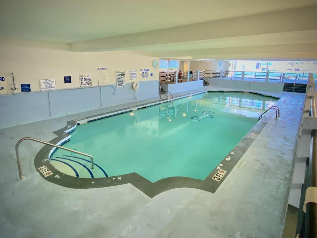 uma grande piscina num edifício em ROYAL GARDEN RESORT 212 condo em Myrtle Beach