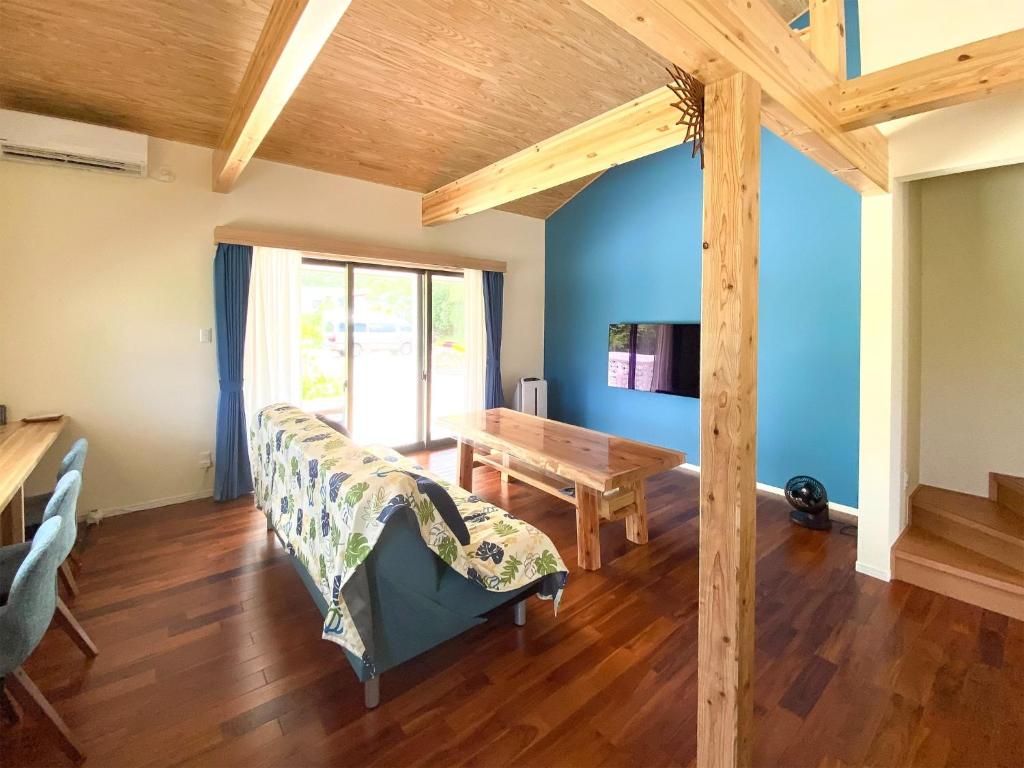 桴海にあるYonehara Beach Stay LUANA - Vacation STAY 39096vのソファとテーブルのあるリビングルーム