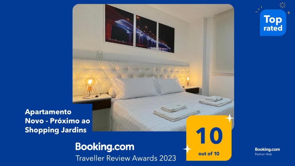 Una foto de un dormitorio con cama en Apartamento Novo - Próximo ao Shopping Jardins, en Aracaju
