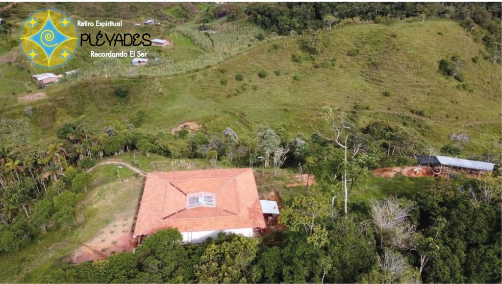una vista aérea de una casa en una colina en Retiro Espiritual Pleyades, en San Roque