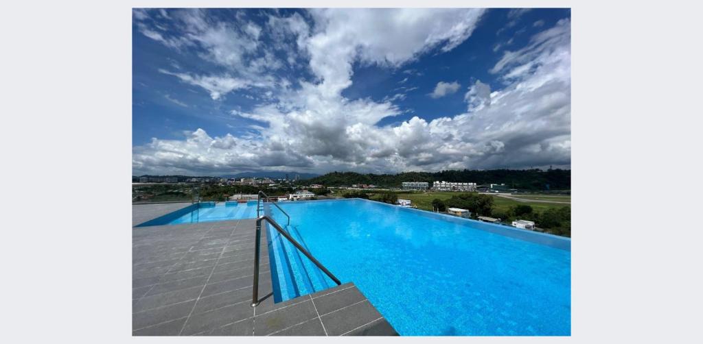 ein großer Pool auf einem Gebäude in der Unterkunft ARU SUITES 3BR Nilam Residence INFINITY POOL in Kota Kinabalu