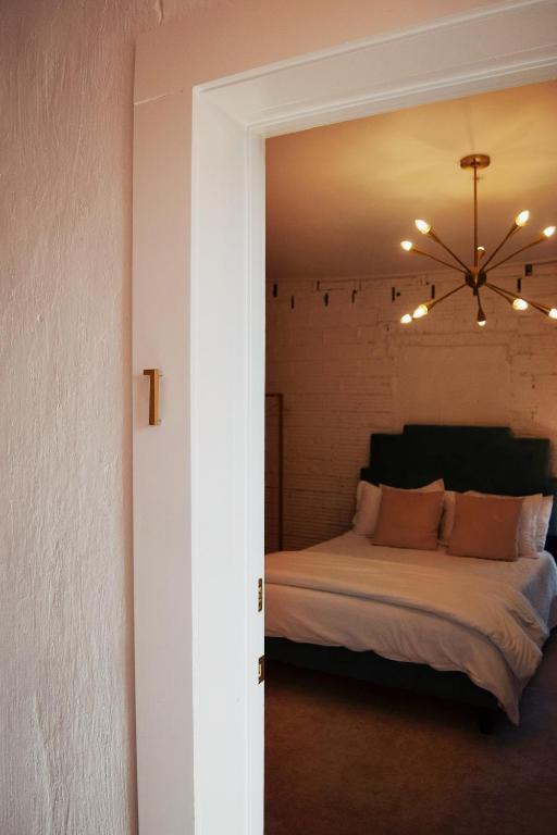 Postel nebo postele na pokoji v ubytování The Oleander Hotel Room Number 1