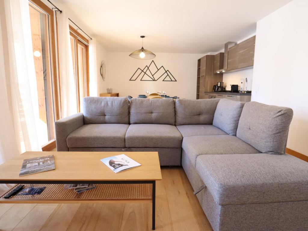 un salon avec un canapé et une table dans l'établissement Appartement raffiné en plein centre avec 3 chambres, balcon, terrasse, parking et wifi - FR-1-623-334, aux Gets
