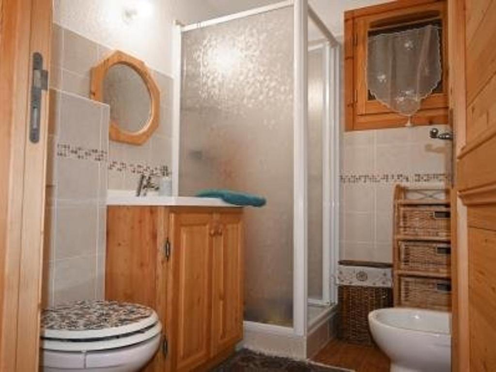 Koupelna v ubytování Appartement 3 pièces avec grande terrasse, garage et équipements modernes à Montgenèvre - FR-1-266-210