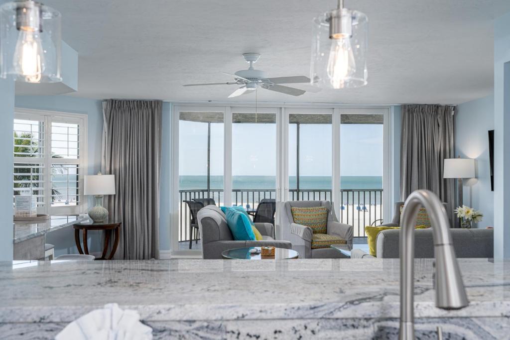 een keuken en een woonkamer met uitzicht op de oceaan bij Immaculate Direct Gulf Front 3 Bedroom Condo - Gullwing 505 condo in Fort Myers Beach
