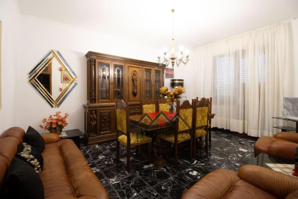 sala de estar con mesa y comedor en 2-bedroom apartment in heart of Tuscany with free parking, en Pomarance