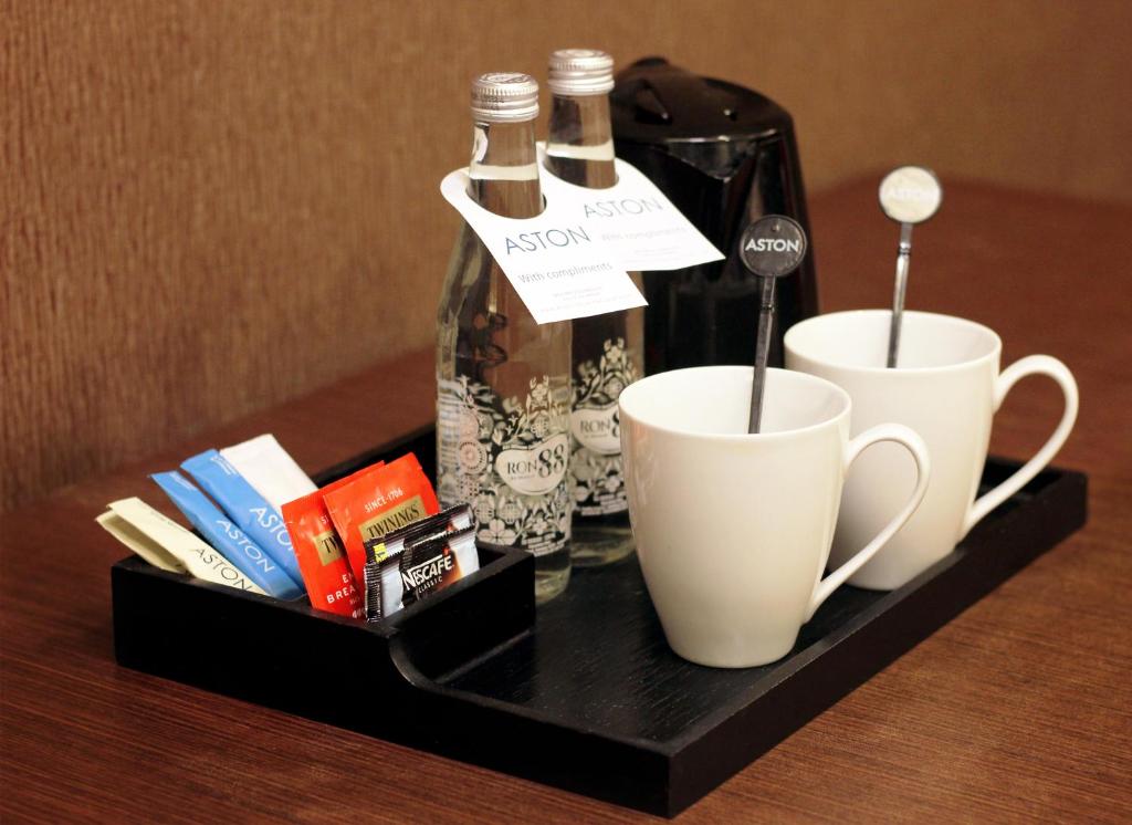Příslušenství pro přípravu čaje a kávy v ubytování ASTON Pluit Hotel & Residence