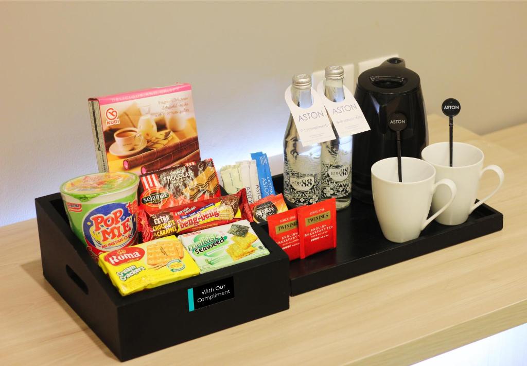 Příslušenství pro přípravu čaje a kávy v ubytování ASTON Pluit Hotel & Residence