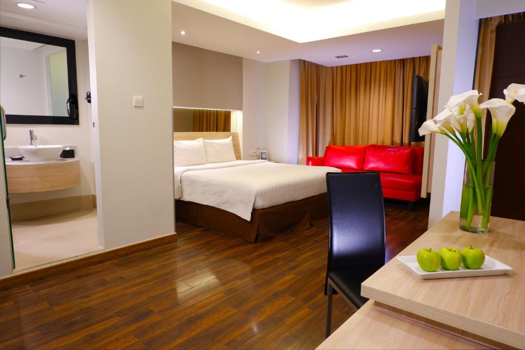 Postel nebo postele na pokoji v ubytování ASTON Pluit Hotel & Residence