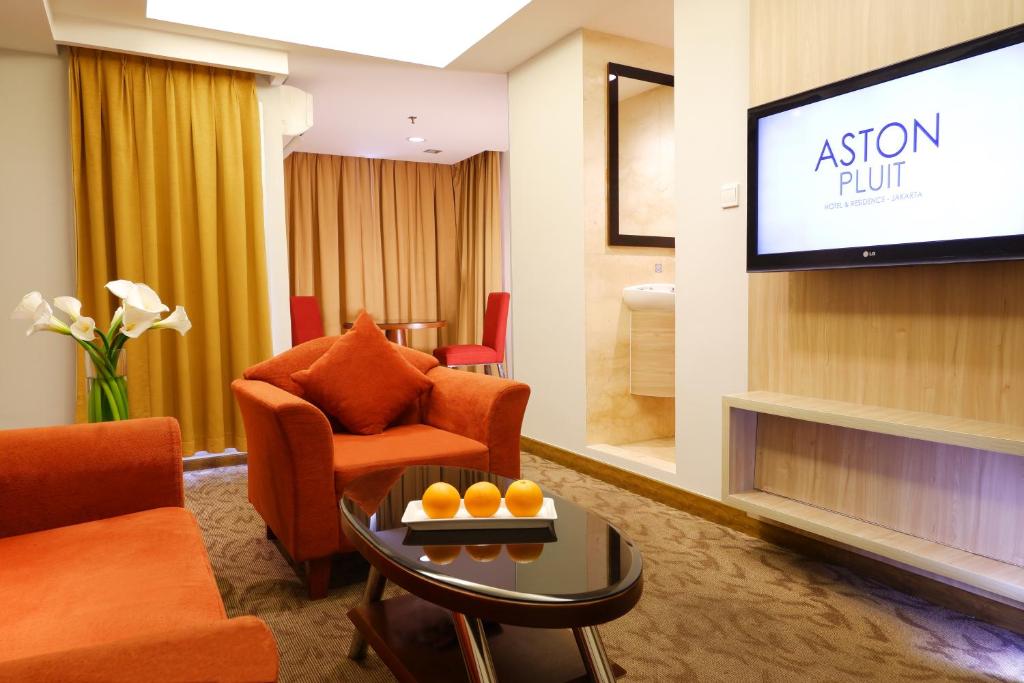 TV a/nebo společenská místnost v ubytování ASTON Pluit Hotel & Residence