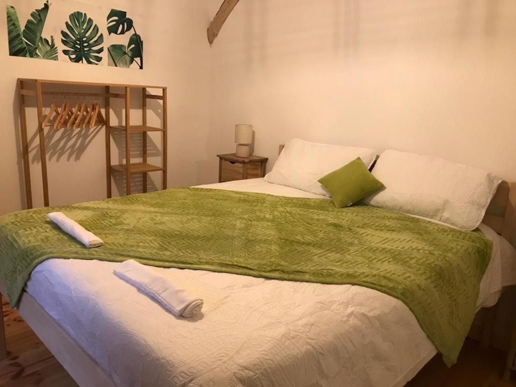 A bed or beds in a room at Sur les rochers du lac & location-rando en VTT