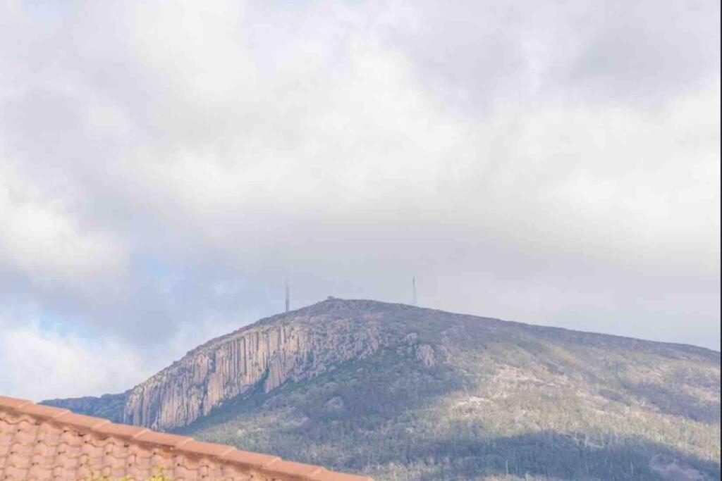 Beautiful Sunny house, 10 mins from Hobart City - Appartement Met Drie Slaapkamers