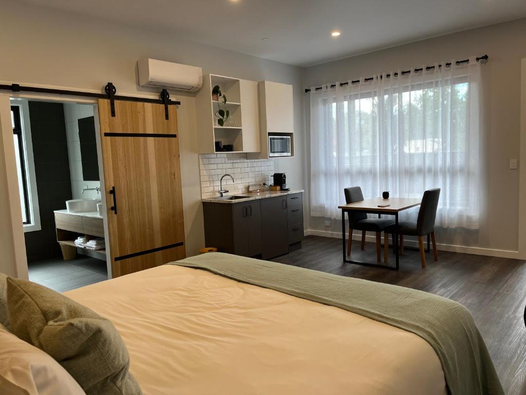 Aberdeen Lane - Deluxe King Suite