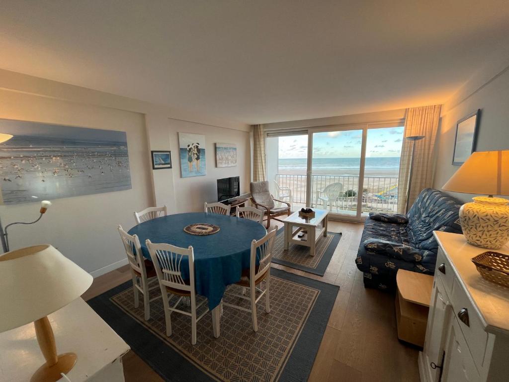 un salon avec une table et un canapé dans l'établissement Appt plein centre , face mer avec parking, à Le Touquet-Paris-Plage