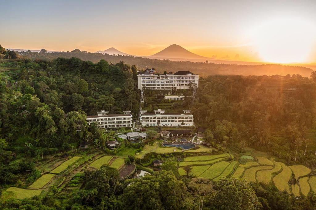 widok z góry na budynek w parku w obiekcie HOMM Saranam Baturiti, Bali w mieście Bedugul