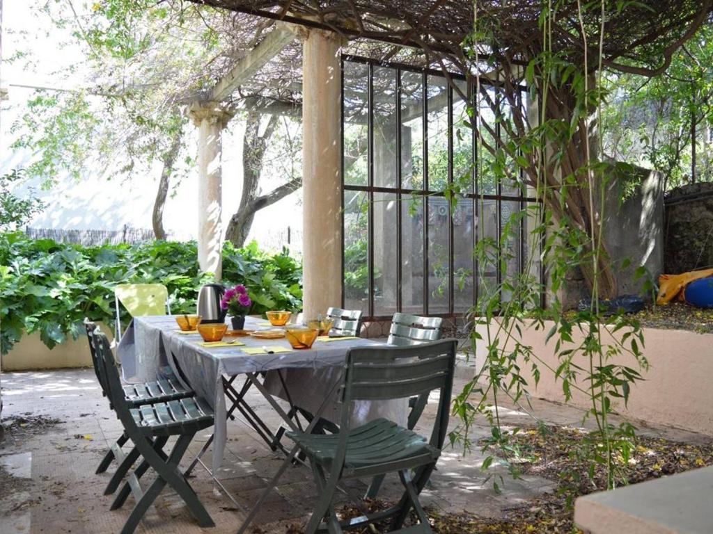 a table and chairs sitting under a pergola at Appartement 4 pièces, 5 couchages, à deux pas de la plage, Banyuls-sur-Mer - FR-1-225C-577 in Banyuls-sur-Mer