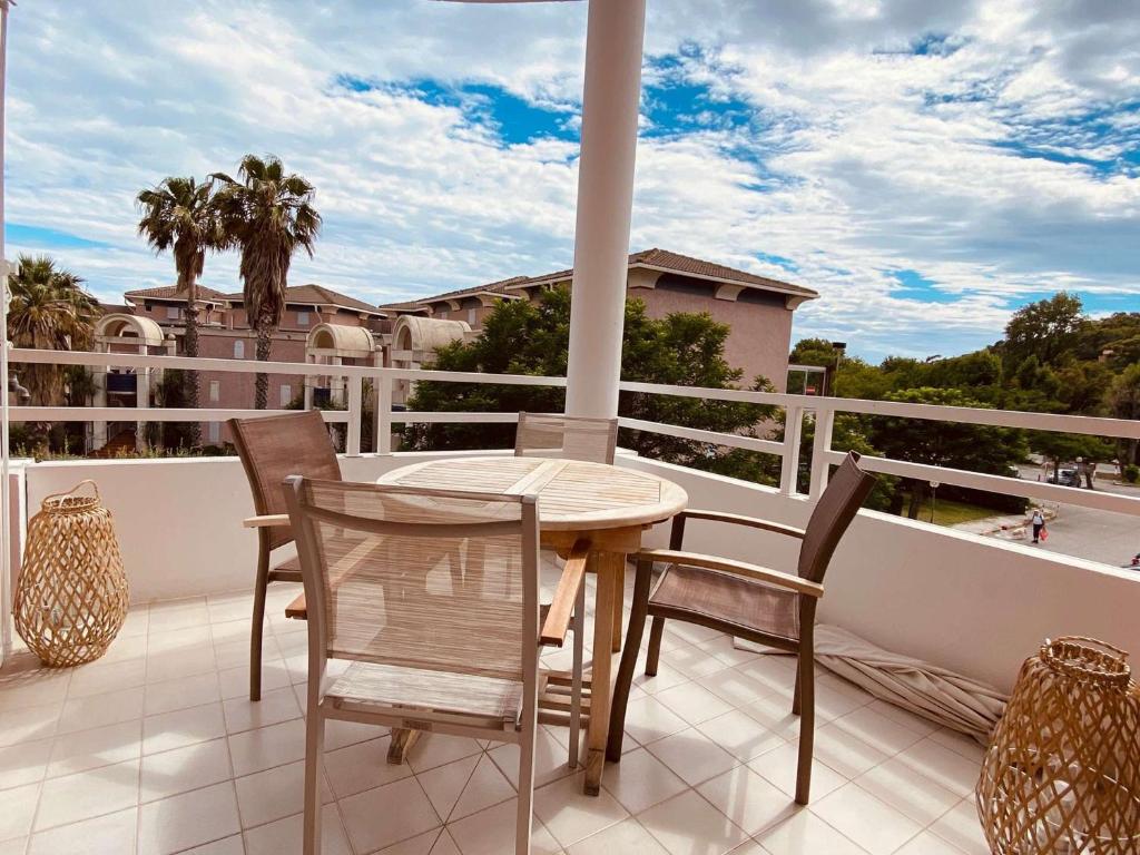 een patio met een tafel en stoelen op een balkon bij Appartement Cavalière, 3 pièces, 5 personnes - FR-1-308-137 in Le Lavandou