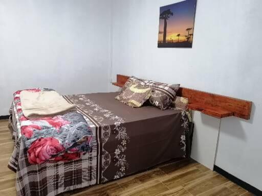 1 dormitorio con 1 cama con barra de madera en A+villa, en Moka