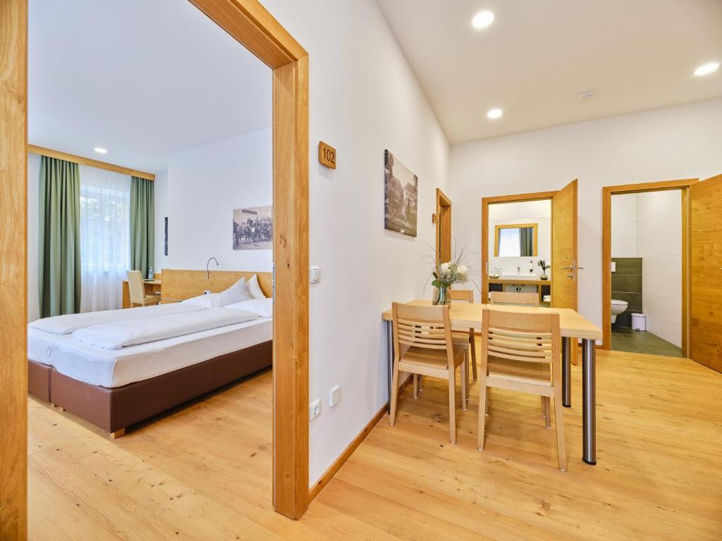 Postel nebo postele na pokoji v ubytování Hofwirthotel