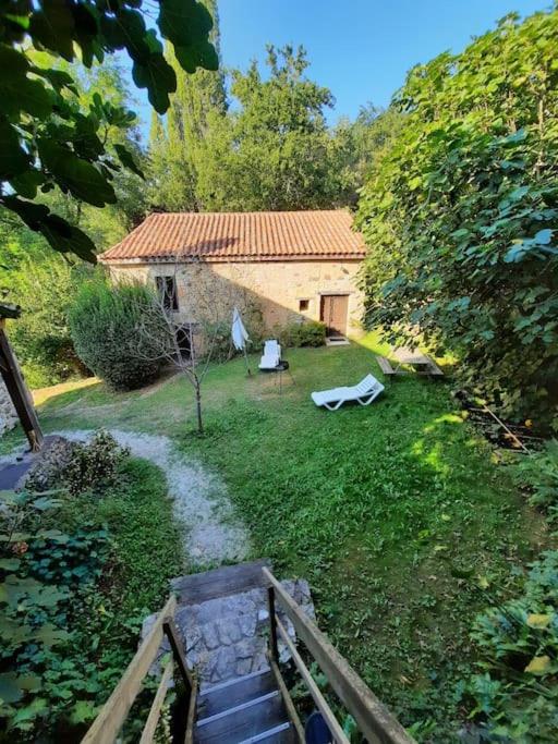 une petite maison au milieu d'une cour dans l'établissement La grande marque - Veprado, à Marnac