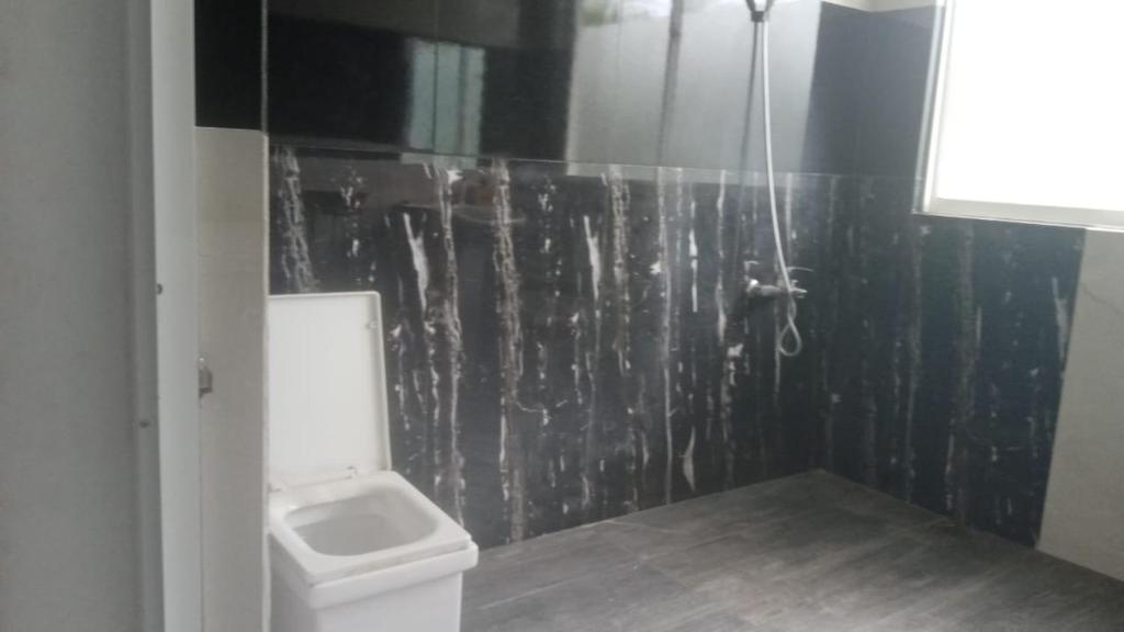 een badkamer met een toilet, een wastafel en een urinoir bij Air Vision 98 in Katunayaka