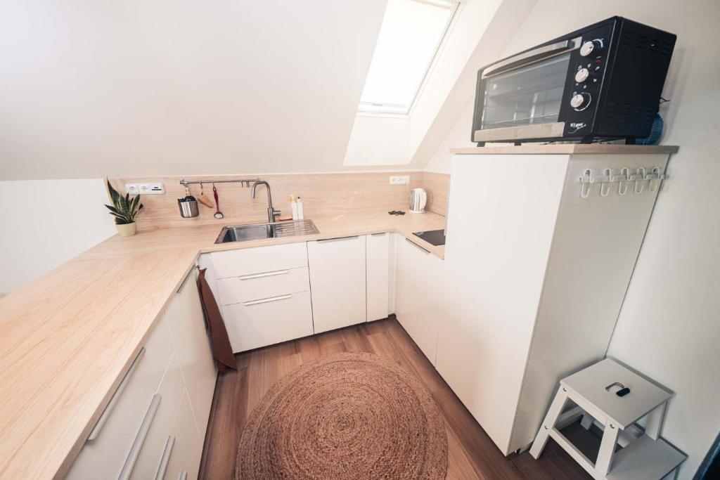 Kuchyň nebo kuchyňský kout v ubytování Apartmán Podkroffka
