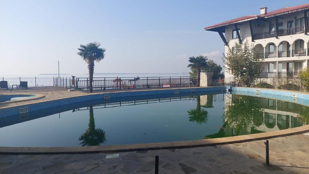 Πισίνα στο ή κοντά στο Monastery II Garden stay like home