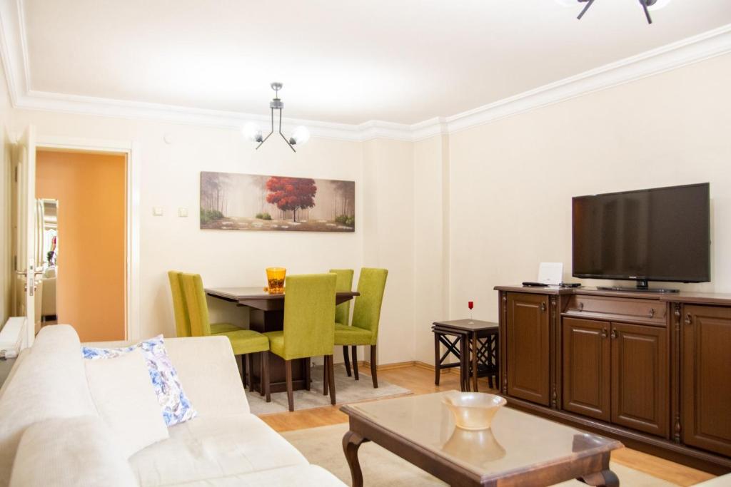 Colorful Flat with Balcony in Bayrakli - Housity
