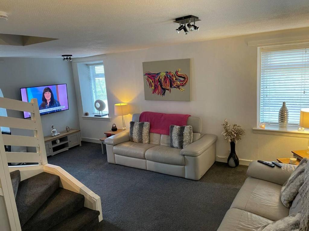 Rural Chapel Cottage near airport bar & hot tub, Aberdeen Updated