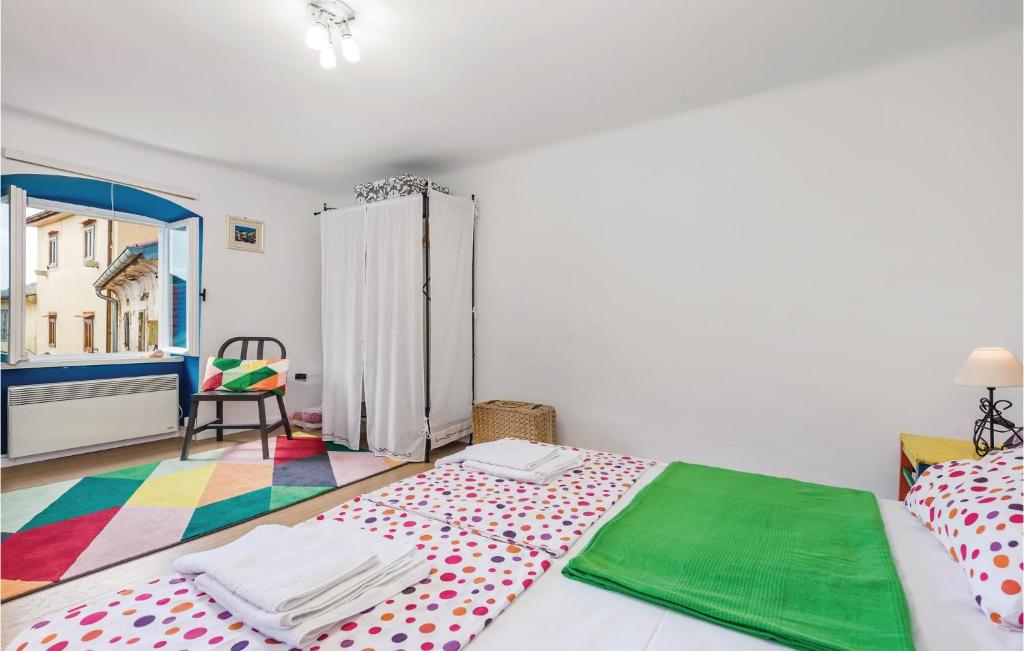 Posteľ alebo postele v izbe v ubytovaní 2 Bedroom Amazing Home In Kastav