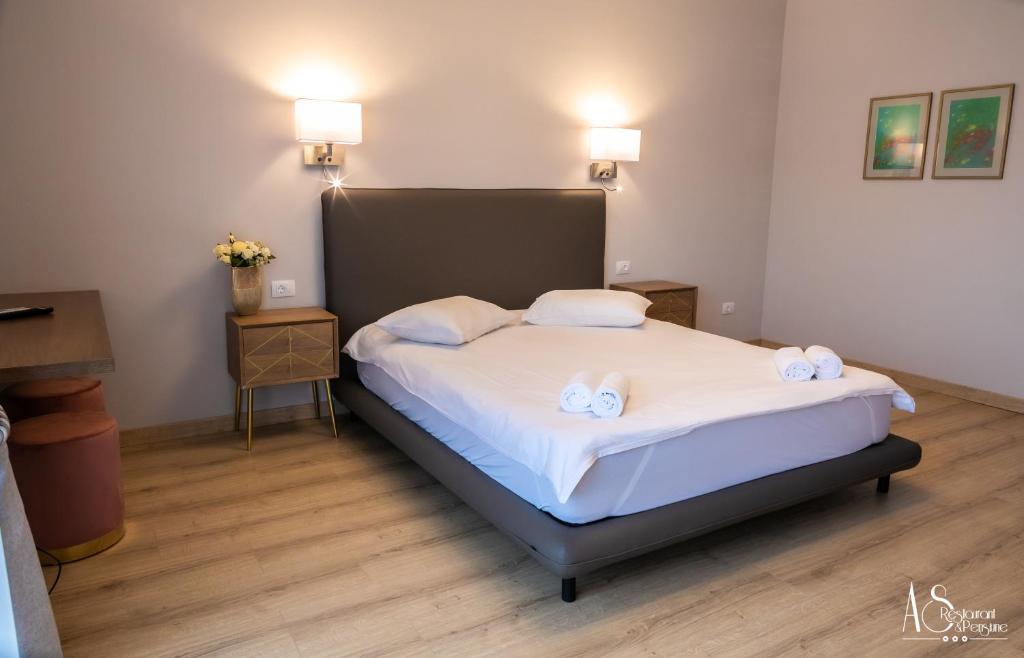 1 dormitorio con 1 cama con 2 toallas en Pensiunea AS, en Floreşti