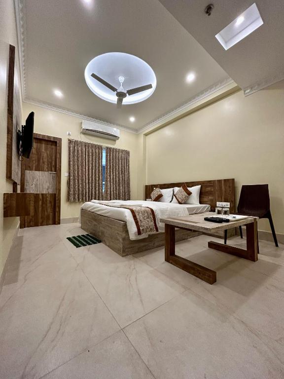Hotel RK International - Deluxe King Room